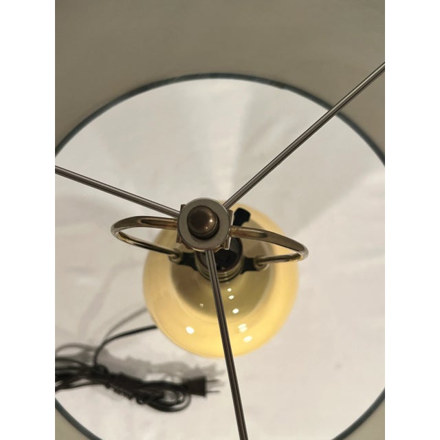 Mid 20th Century Vintage Chinouserie Yellow Ginger Jar Style Table Lamp With Marbleized Shade For Sale - Image 5 of 7