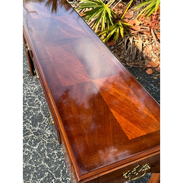 English Vintage Pennsylvania House Mahogany Console Sofa Table With Inlaid Top & Three Drawers For Sale - Image 3 of 7