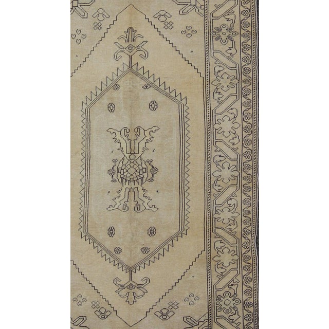 Vintage cream and charcoal Turkish Oushak rug with stylized medallion design, rug en-1781, country of origin / type:...