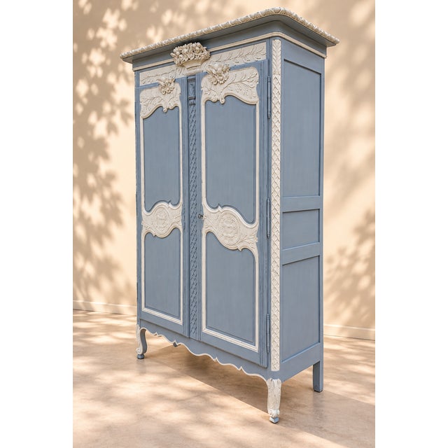 A very beautiful 19th-century Norman wardrobe, particularly decorative due to the richness and finesse of its carved...