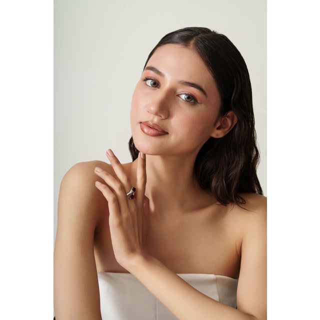 Chic 3.95ct Heart Shape Garnet Diamond Art Deco Bypass Ring Size 6 in 14k Gold For Sale - Image 10 of 15