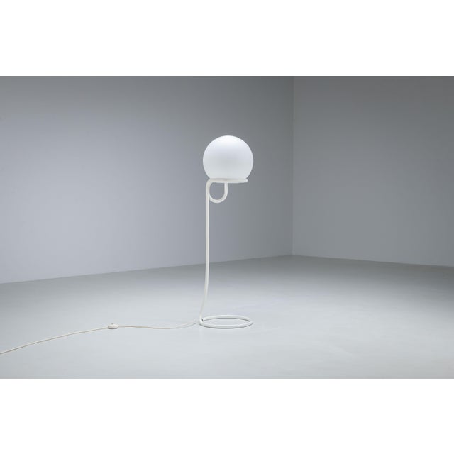 Designed by Aldo van den Nieuwelaar for Domani, the Globe floor lamp is a striking example of Dutch minimalist design. Its...