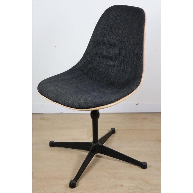 Herman Miller Adjustable Swivel Chair in Fiberglass by Charles and Ray Eames for Herman Miller, 1960s For Sale - Image 4 of 18