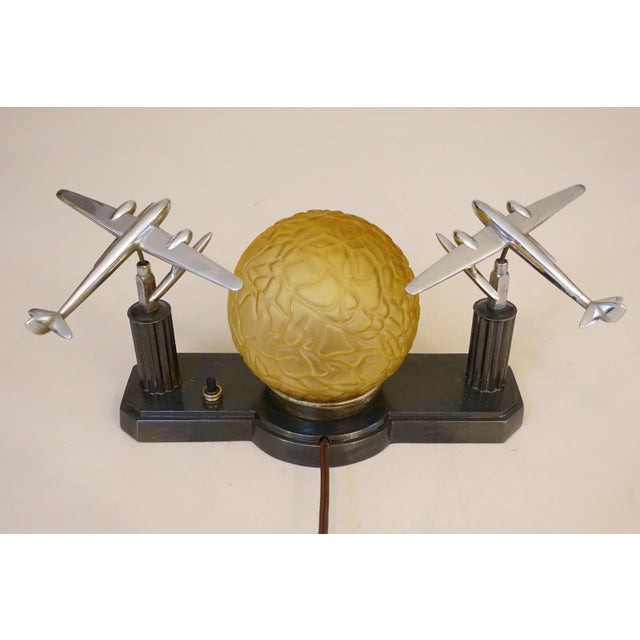 1930s Uber Rare Vintage Sublime Art Deco Streamline Bronze Aviation Award Twin Chrome Airplane Amber Brain Globe Table Lamp For Sale - Image 10 of 13