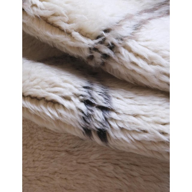 2020s Handwoven Moroccan Beni M'Rirt Rug - 8.5 X 4.9 Ft For Sale - Image 5 of 11