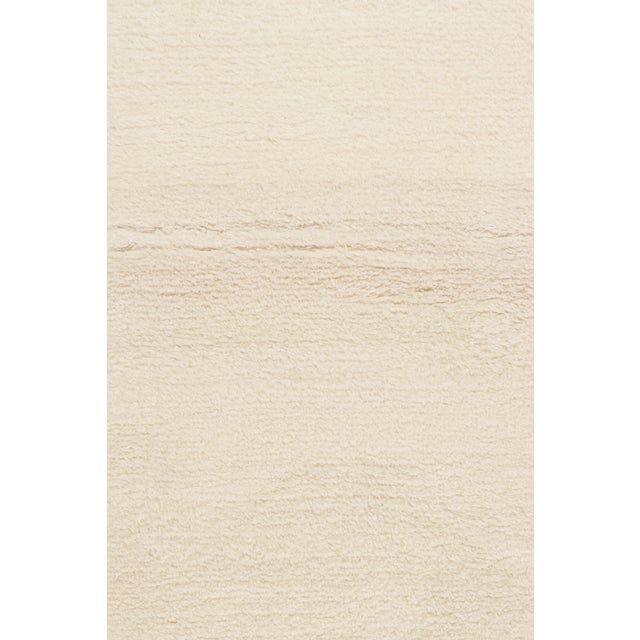 Rug & Kilim’s Contemporary Solid Rug in Tone-on-Tone Off-White and Ivory For Sale In New York - Image 6 of 7