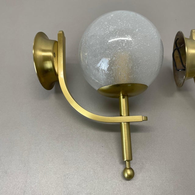 Contemporary Minimalist Brass and Glass Ball Wall Light Sconces, Italy 1970s, Set of 2 For Sale - Image 3 of 17