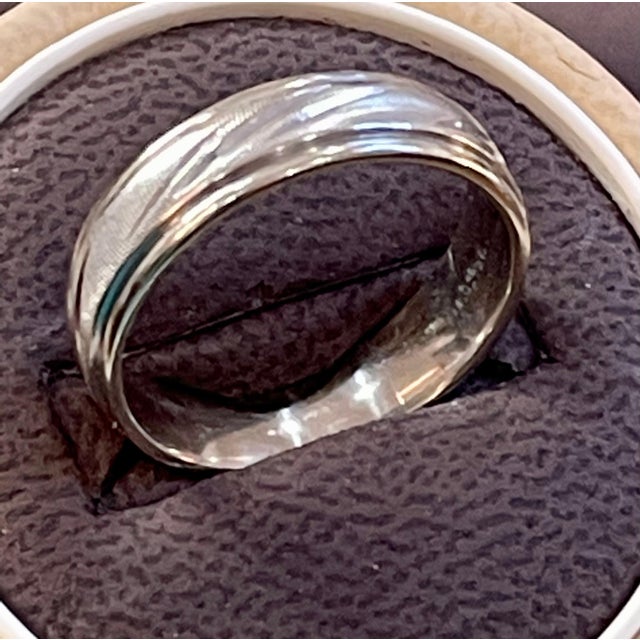 14 Karat White Gold Classic Wide Wedding Band With Design Ring, Unisex Size 10 For Sale - Image 14 of 18