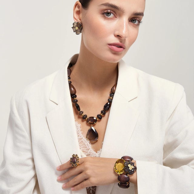 The Aspen Necklace features a unique, elegant design inspired by the chic metropolis of Aspen. With warm tones and a...