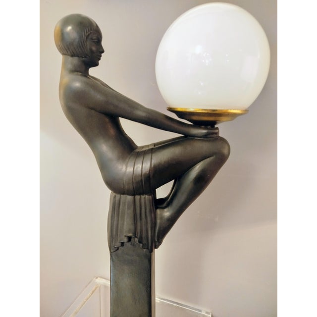 Beautiful Art Deco style table lamp in perfect condition. Very elegant, it's like a sculpture of light. This piece has an...