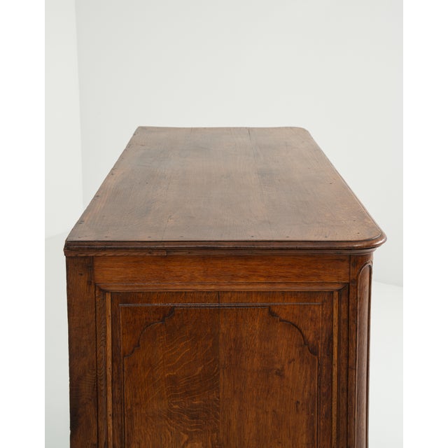 A refined example of the Louis XV style, this early 19th-century French chest of drawers carries the graceful serpentine...