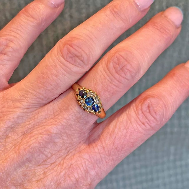 Delve into the refined elegance of the Edwardian era with this stunning hand-crafted ring from Birmingham, England. This...