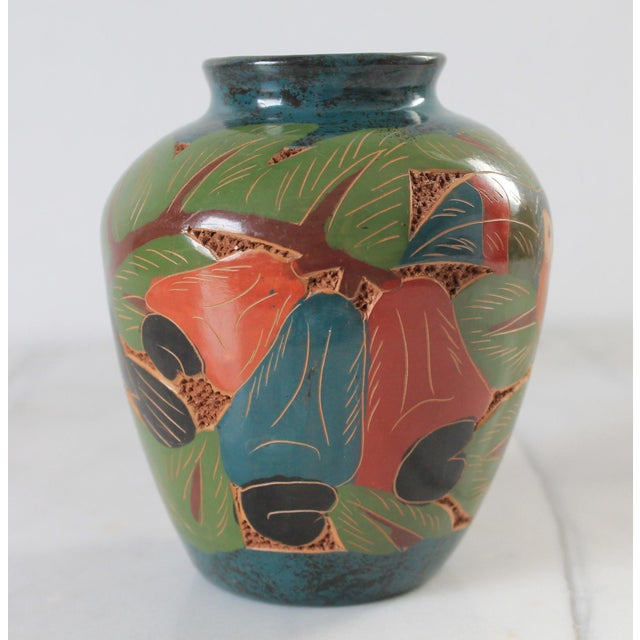 Late 20th Century Vintage Folk Art Artisan Made Toucan Bird Design Nicaraguan Vase For Sale - Image 5 of 9