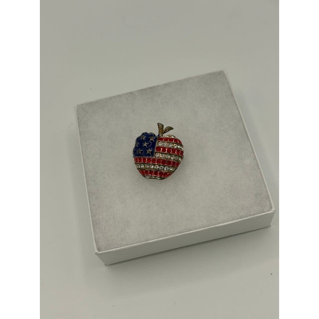 Vintage America Flag Patriotic Apple Stars & Rhinestone Brooch Jewelry For Sale - Image 4 of 8