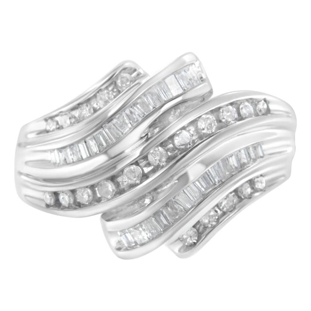 10K White Gold Round and Baguette Cut Diamond Channel Ring (3/4 Cttw, H-I Color, SI2-I1 Clarity) - Size 7 For Sale