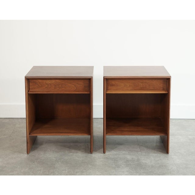 Mid-Century Modern Walnut Thin Line Nighstands by t.h. Robsjohn-Gibbings, C. 1950s For Sale - Image 3 of 6