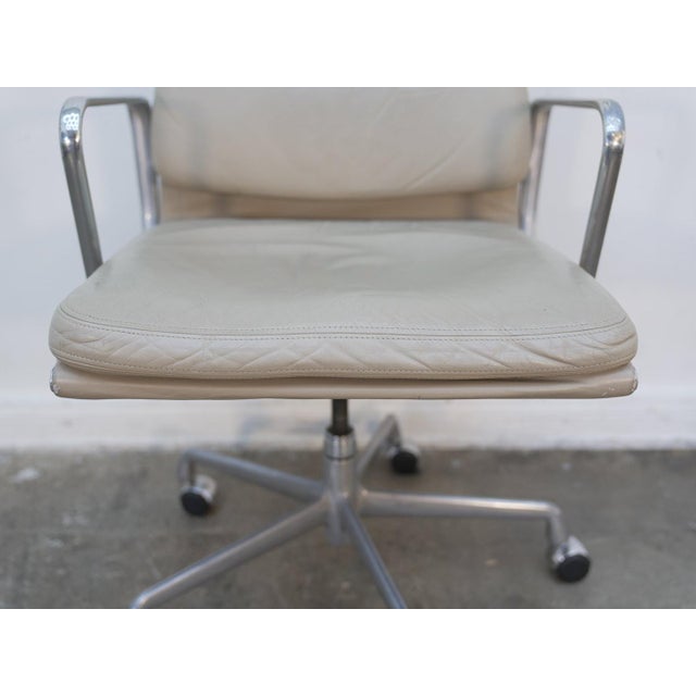 1960s Attributed to Herman Miller Soft Pad Management Chair in Cream Leather For Sale - Image 12 of 18