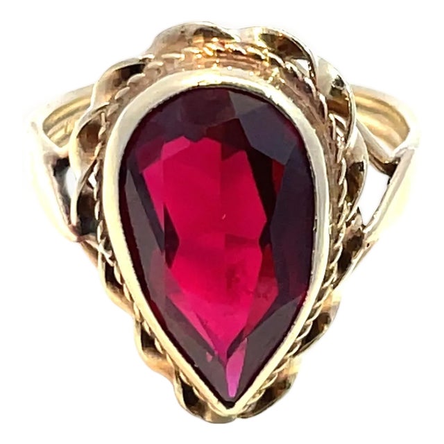 14k Yellow Gold Pear-Shape Garnet Ring, Size 6.5 For Sale