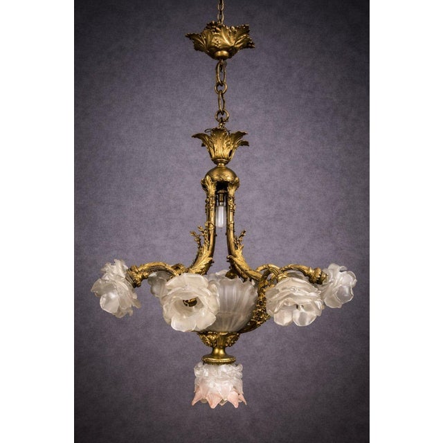 Important antique gilt bronze chandelier, adorned with opaline glass shells and flowers, Art Nouveau period The body is...