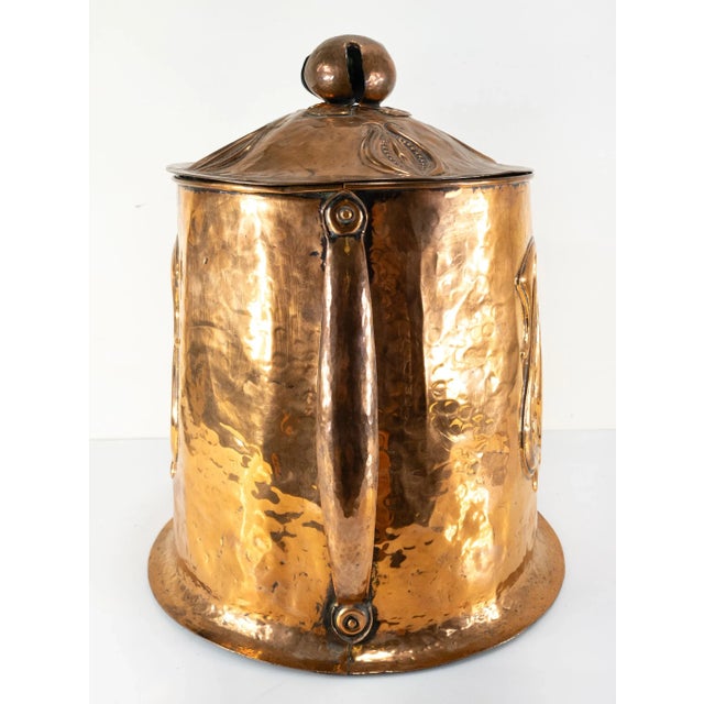 Early 20th Century English Arts & Crafts Art Nouveau Copper Coal Scuttle For Sale In New York - Image 6 of 13