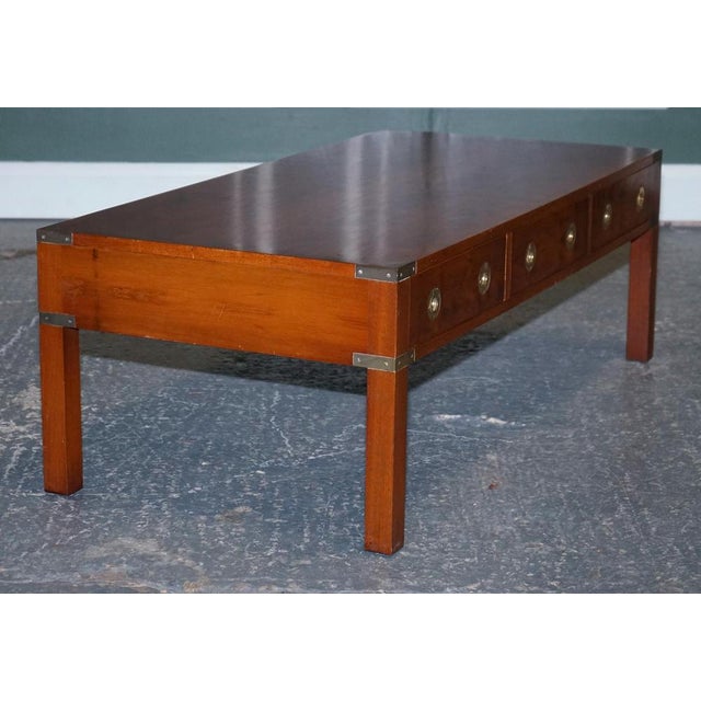 Military Campaign 3-Drawer Coffee Table in Burr Yew Wood, Elm and Brass, 1950s For Sale - Image 10 of 14