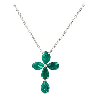 Natural emeralld 1.88ct pendant in 18k god For Sale