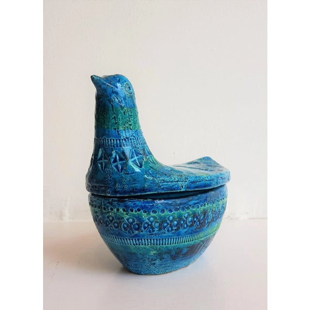 Lidded box in the shape of a stylized dove. With a gentle smile and resting peacefully, it offers space for a variety of...