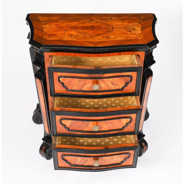 Antique Italian Burr Walnut Serpentine Bedside Chests, 1700s, Set of 2 For Sale - Image 12 of 18