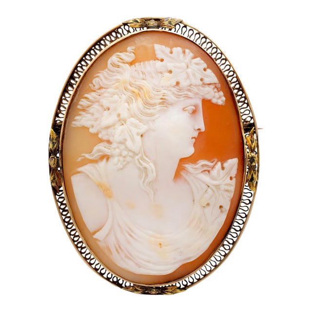 Late 18th Century Victorian Handmade 14k Yellow Gold Large Oval Woman Portrait Cameo Brooch For Sale