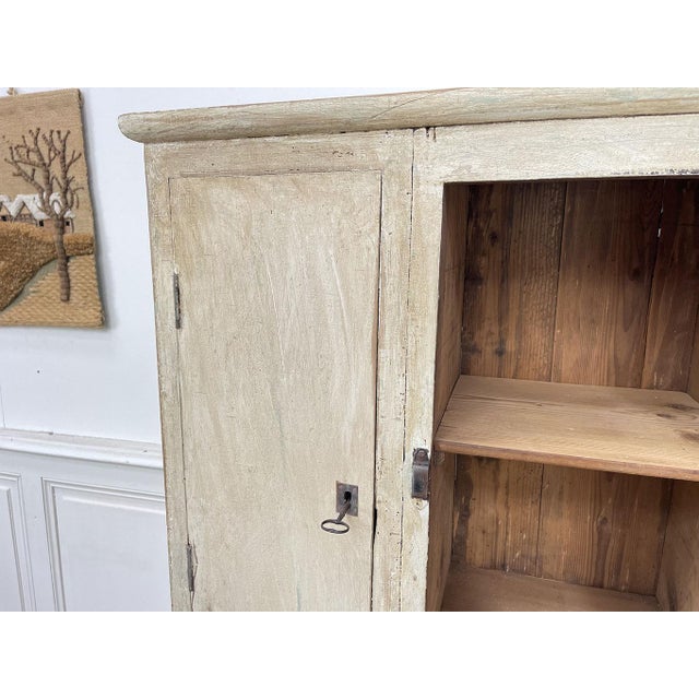 Four cupboards, several shelves, a large drawer: the storage capacity of this old wooden pantry is particularly important!...