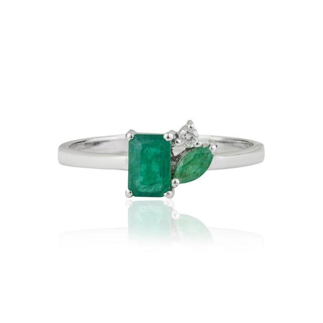Contemporary Contemporary Emerald & Diamond Ring for Women, Size 7 For Sale - Image 3 of 11