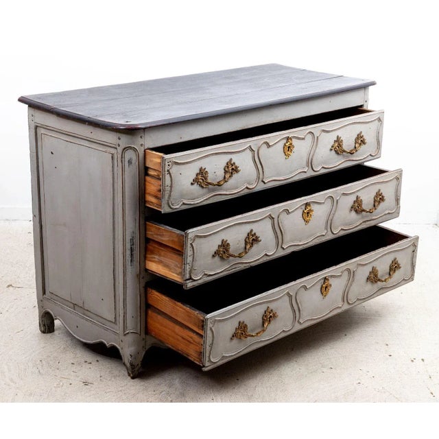 French Louis XIV Style Gray Painted Commode, Late 19th Century For Sale In New York - Image 6 of 10