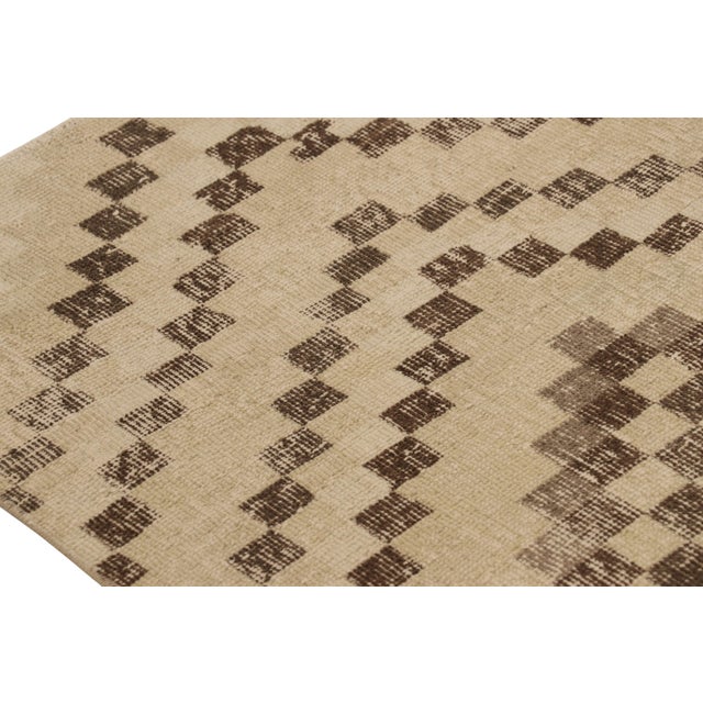 Traditional Vintage Distressed Runner Rug, Beige-Brown Geometric Patterns – Rug & Kilim For Sale - Image 3 of 7