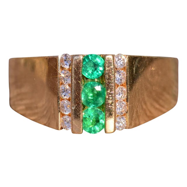 The Geraldton: Colombian Emerald and Diamond Ring in Yellow Gold For Sale