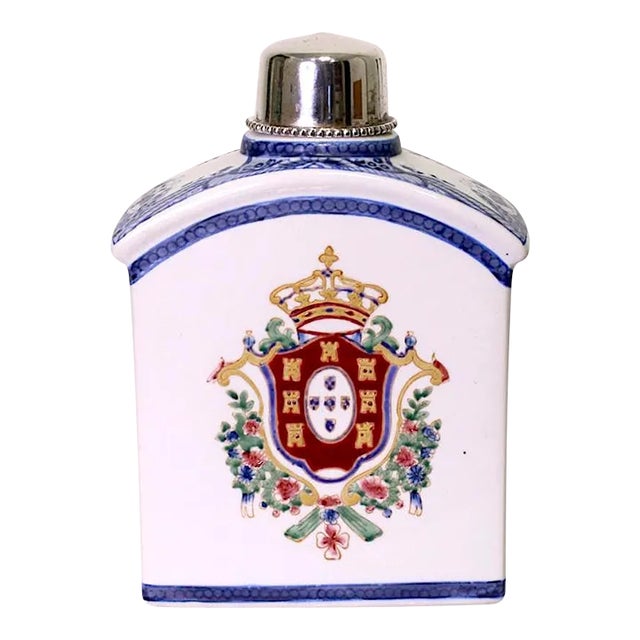 Export Chinese Blue and White Porcelain Tea Caddy With Armorial Design & Butterflies For Sale