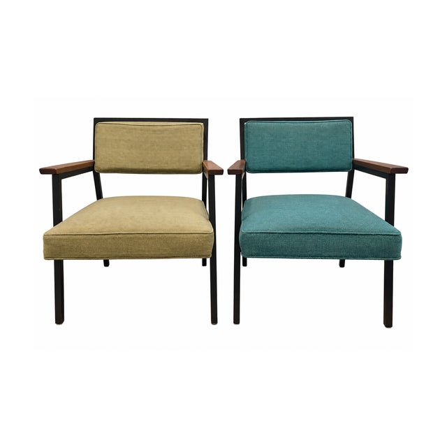 Pair of Steelcase Mid-Century Modern Lounge Armchairs in Original Upholstery For Sale