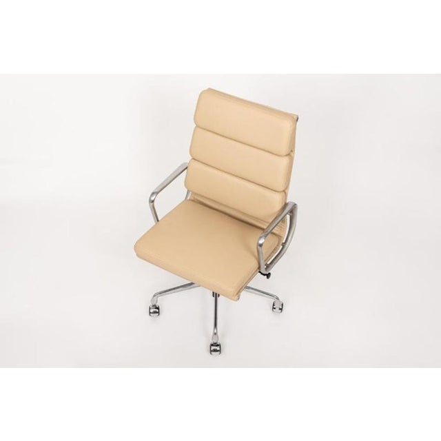 Eames Herman Miller Tall Tan Leather Office Chair Aluminum Group For Sale - Image 9 of 13