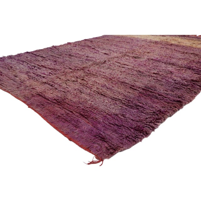 21425 Vintage Beni Mrirt Moroccan Rug, 05'06 x 08'00. Expressionist style meets simplicity in this hand-knotted wool...