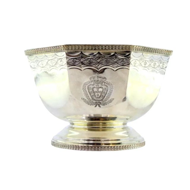 Silver Octagonal Silver Bonbonniere with Engraved Portuguese Coat of Arms and Friezes in Relief with Fleurs de Lys For Sale - Image 8 of 8