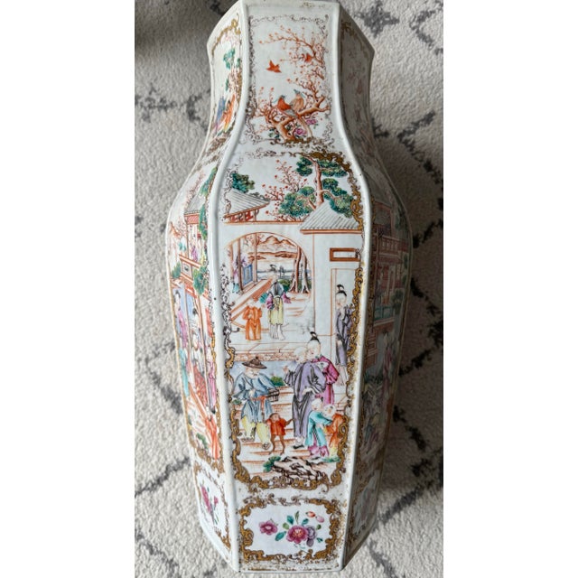 Late 18th Century Qing Dynasty Export Famille Rose Mandarin Hexagonal Floor Vase Featuring Scenes of Courtly Life and Gold Gilt Foo Dog Lid For Sale In Charleston - Image 6 of 12