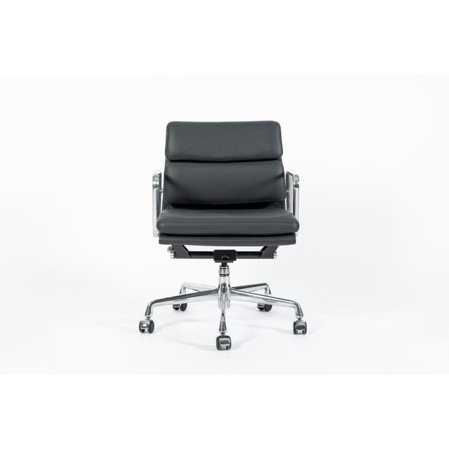 This authentic Eames for Herman Miller Soft Pad Management Height leather office chair from the Aluminum Group Collection...