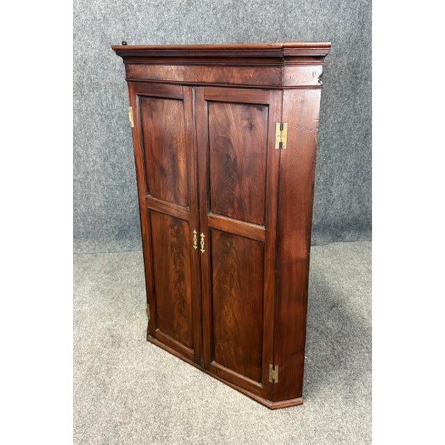 English 18th Century Mahogany Hanging Corner Cabinet For Sale - Image 3 of 11