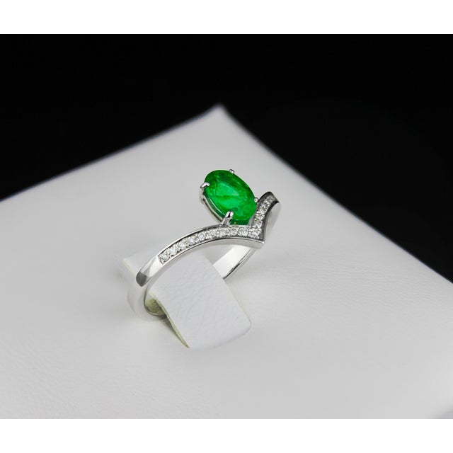 Green Oval Emerald 14k Gold Ring - 6 Us Size For Sale - Image 8 of 9