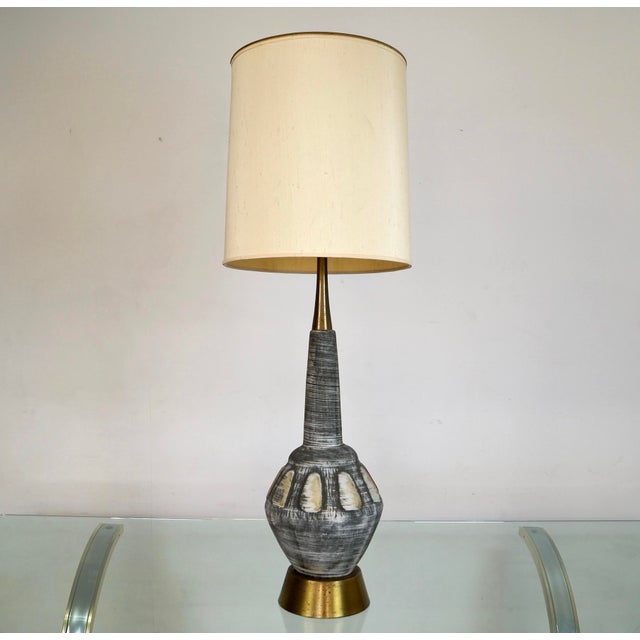 Vintage original Mid century Modern table lamp for sale. It's in excellent condition, and has a beautiful brutalist design...