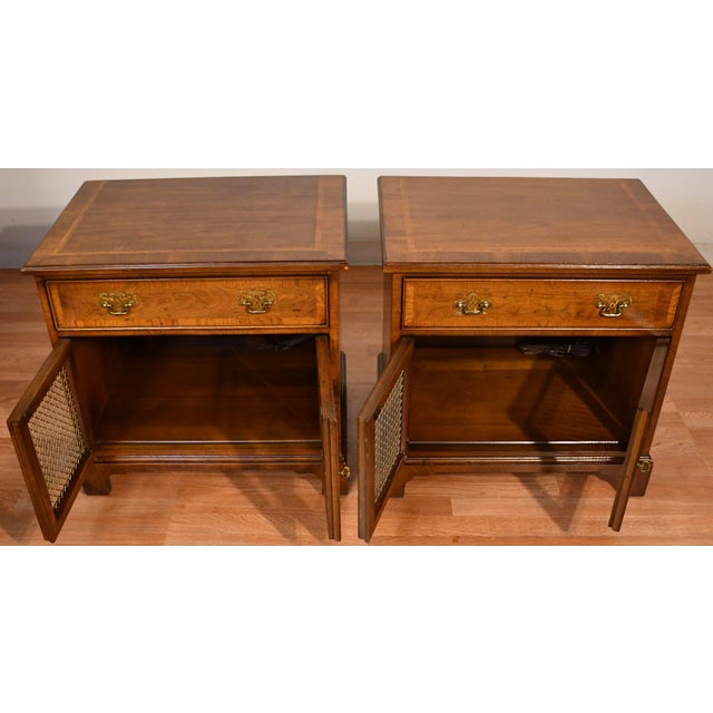 Henredon 18th Century Portfolio Mahogany Banded Satinwood Pair of Nightstands / Bedside Tables, 2 Pieces For Sale - Image 10 of 18