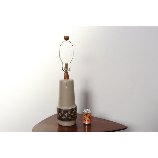 Wood Vintage Gordon and Jane Martz Taupe Ceramic and Walnut Table Lamp With Finial For Sale - Image 7 of 16