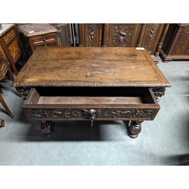 Renaissance Style Table in Walnut, in Very Good conditions.