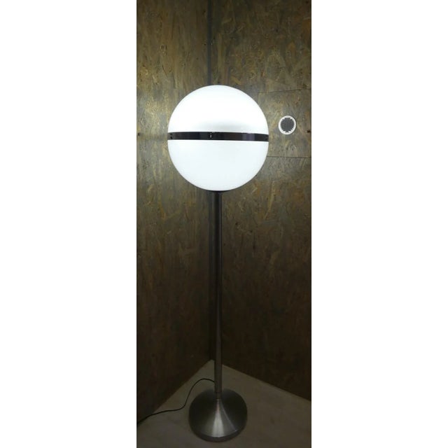 Imposing flat plain made of space -age style. The lampshade is built in two overlapping semi -infers with a chromed steel...