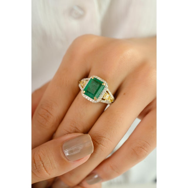 Vintage Emerald Wedding Ring With Yellow Diamonds Size 6 For Sale - Image 4 of 12