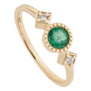 Round Emerald Trilogy Vintage Ring With Diamonds in 14k Yellow Gold Size 5.5 For Sale